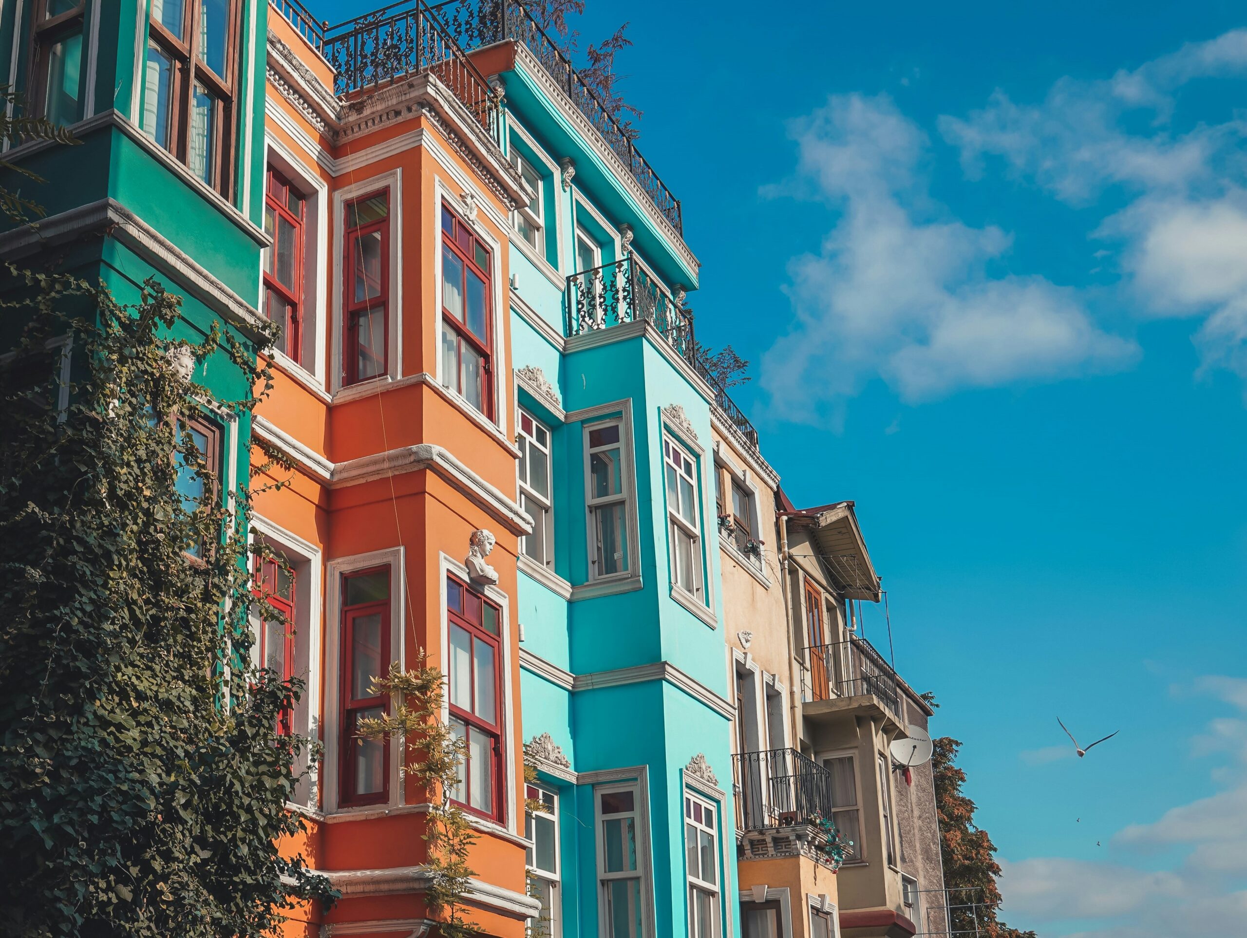 Balat houses by <a href="https://unsplash.com/@onurbinay?utm_content=creditCopyText